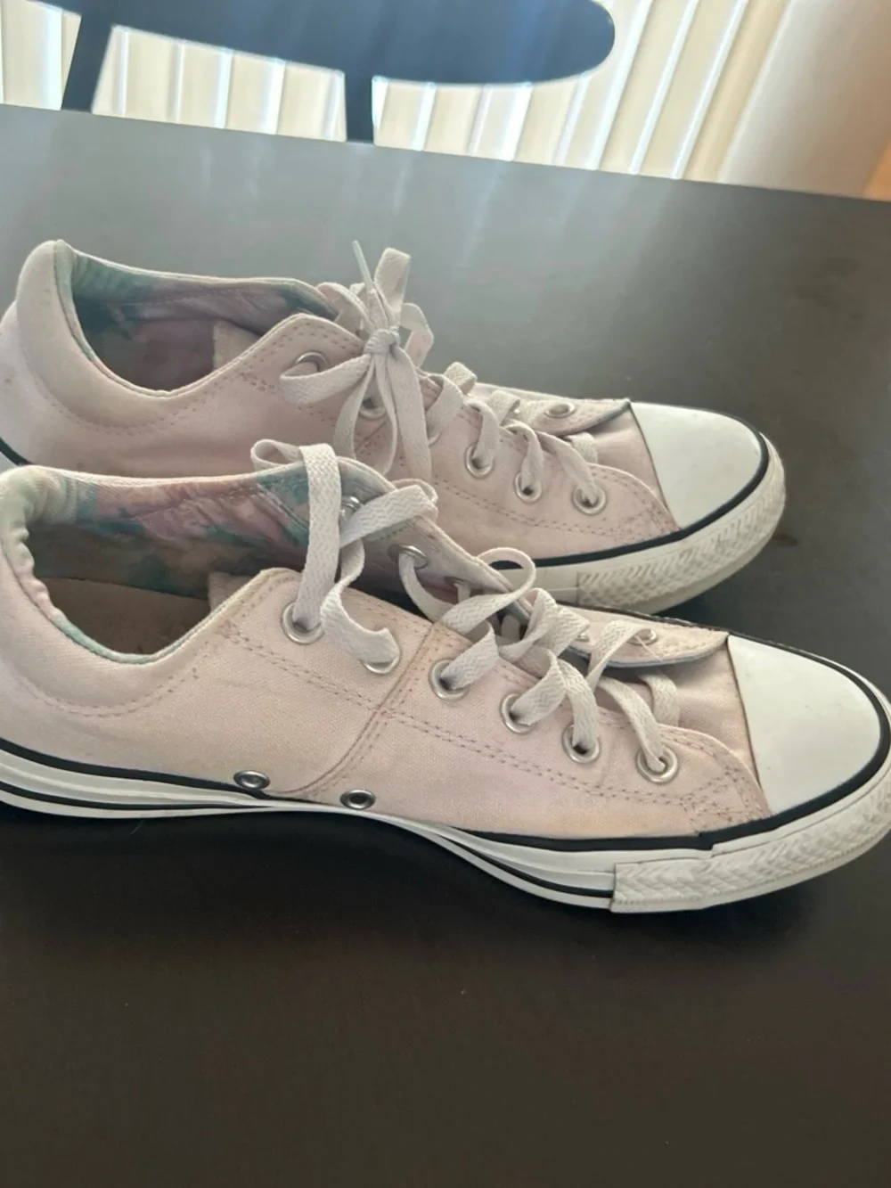 Classic Low-Top Converses Sneakers in Light Pink